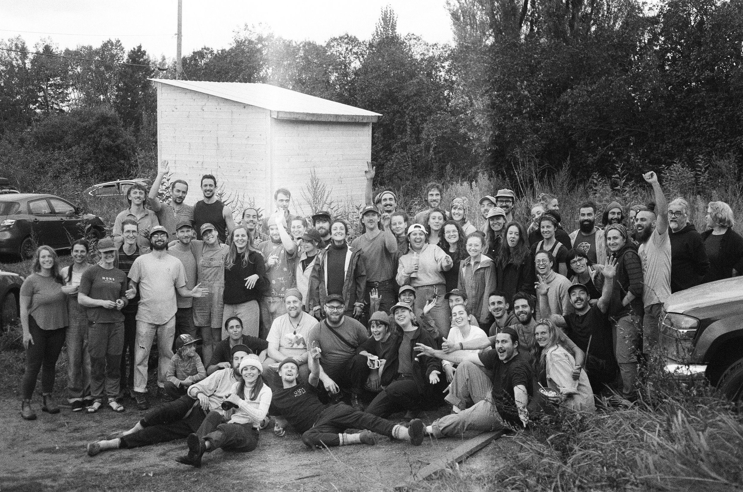 Photo des gens devant le kiosque "libre-service" de la ferme du Jardin des chefs lors d'un événement de célébration du kimchi.