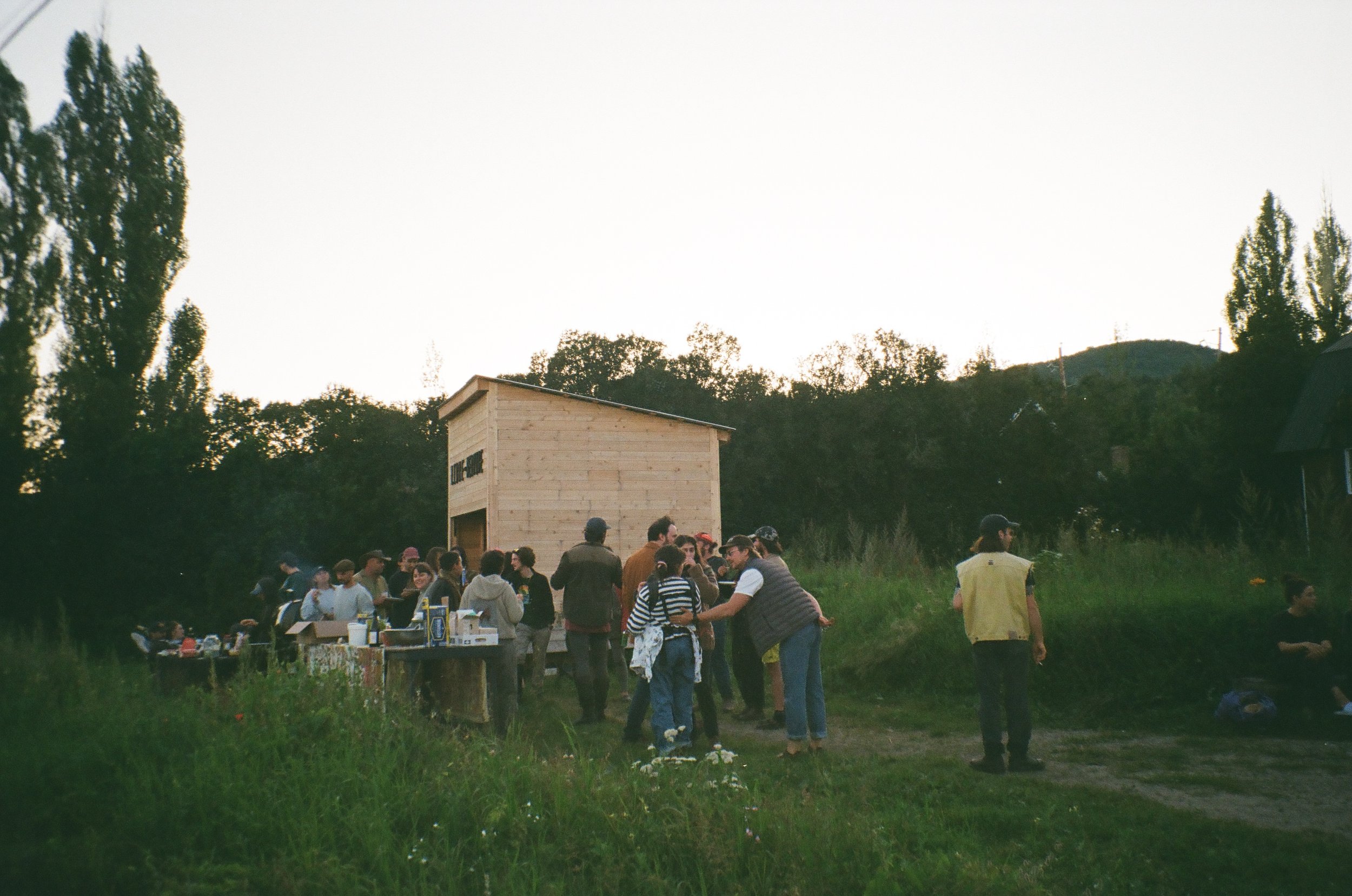 Communauté de fermier devant le kiosque "libre-service" de la ferme du Jardin des chefs lors d'un événement de célébration du kimchi.