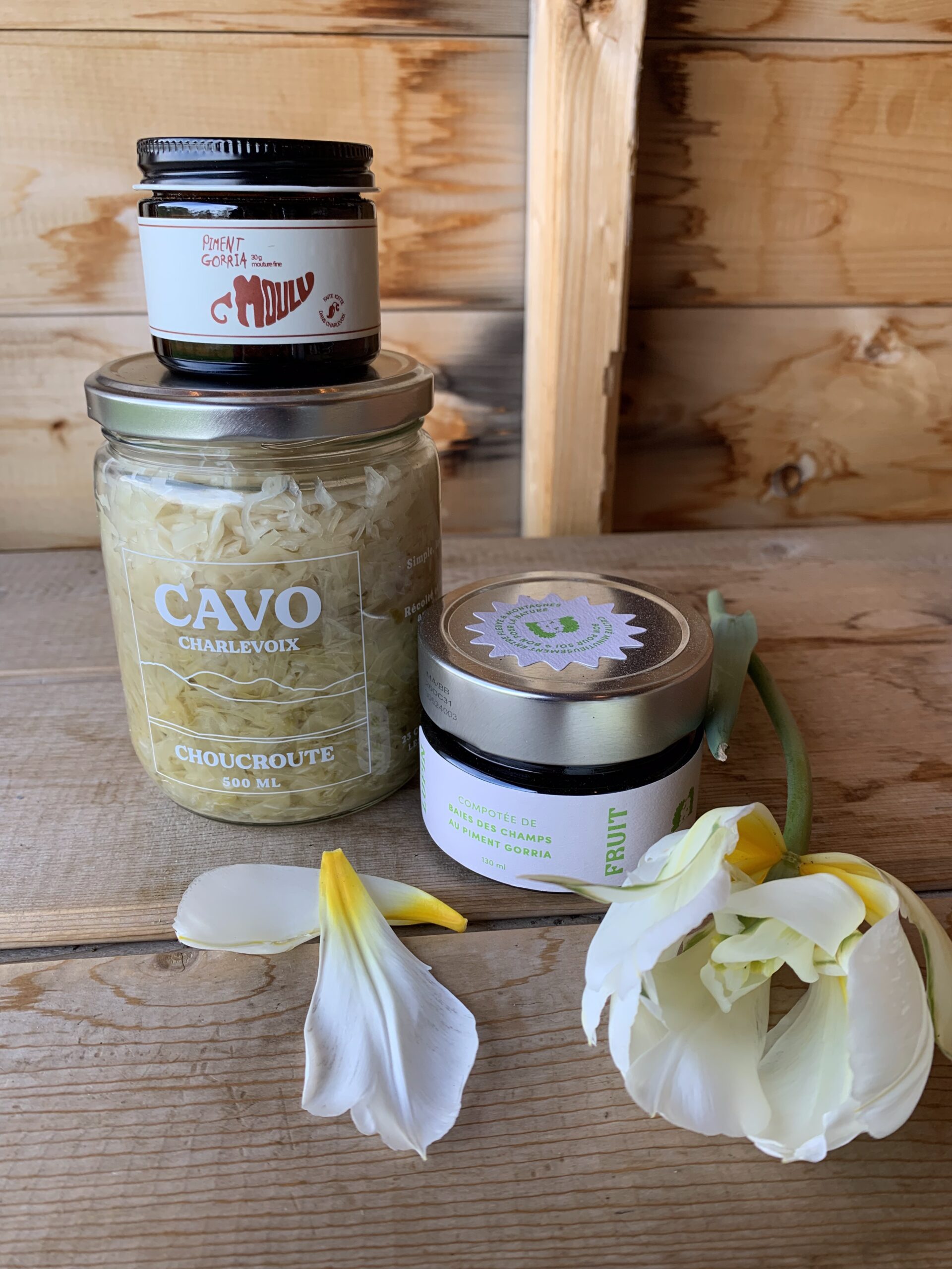 Pots de piment moulu, choucroute et produit à base de fruits.